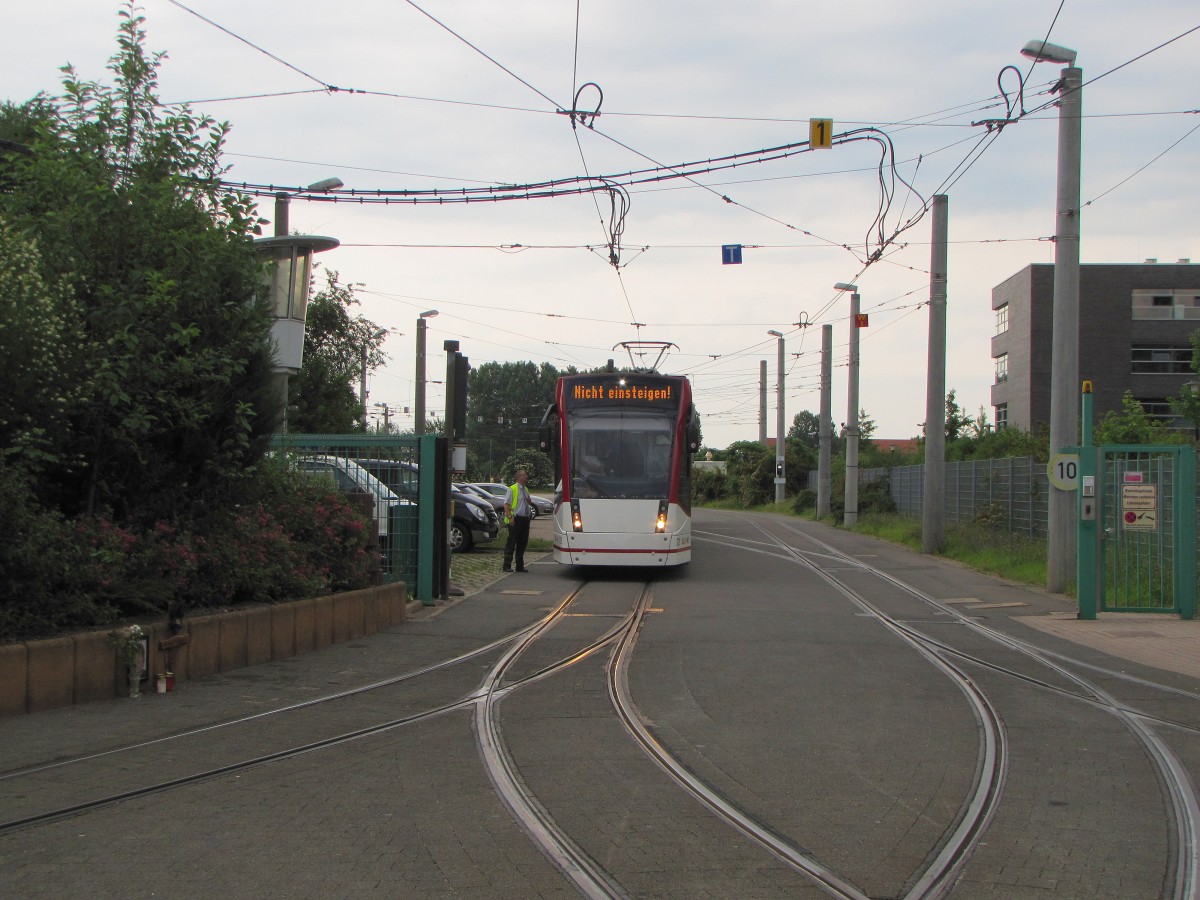 EVAG 721 + 722 als Linie 4 vom Wiesenhgel zum Hauptfriedhof, am 04.06.2014 im Betriebshof in der Magdeburger Allee. Wegen dem Thringer Unternehmenslauf RUN wurde an dem Abend ber den Betriebshof gefahren.