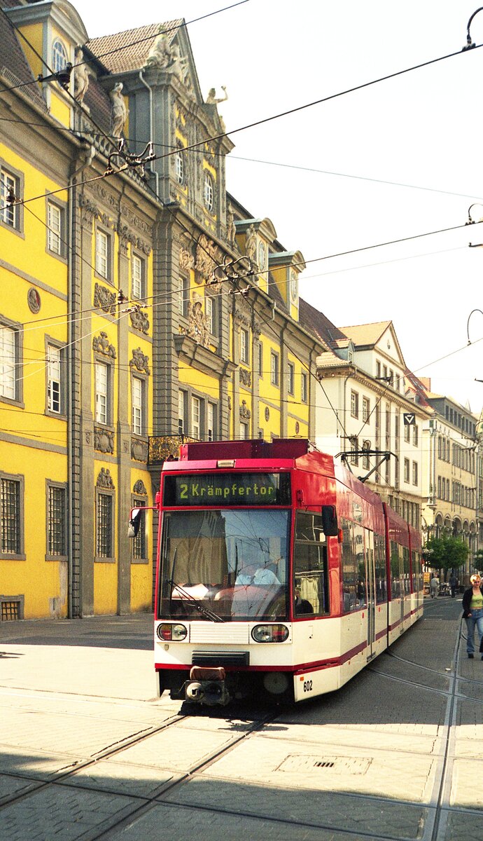 EVAG Erfurt__ Tw 602 [MGT6DE;Duewag 1994] auf Linie 2 zum Kr�mpfertor in der Stra�e 'Am Anger'.__04-2000
