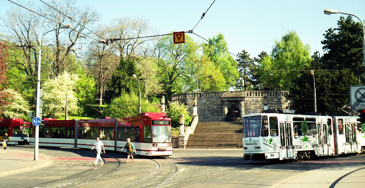 EVAG Erfurt__Blick von der Bahnhofsunterf�hrung zum Stadtpark mit  MGT6DE 615 [Duewag 1998] auf Linie 3 nach links abbiegend und nach rechts abbiegend KT4D Tw 422 [1977 > +2000] auf Linie 4. [Quelle:tram-info]__04-2000