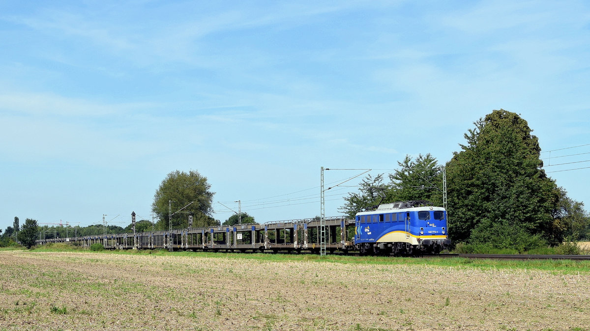 EVB 140 774 schleppt leere Autotransportwagen am 23.08.17 durch Bremen-Mahndorf in Richtung Hannover.
