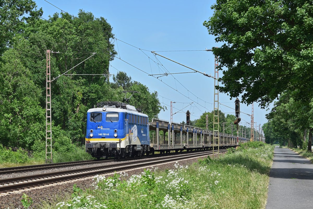 EVB 140 861 mit leerem Autotransportzug in Richtung Hannover (Dörverden, 24.05.18).