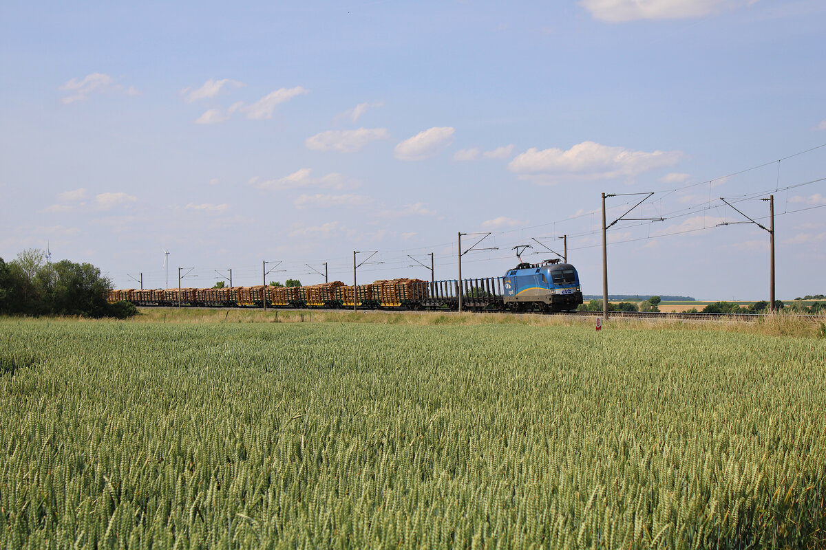 EVB 182 911-8 fährt mit einem Holzzug bei Uffenheim in Richtung Ansbach. (20.06.2023)