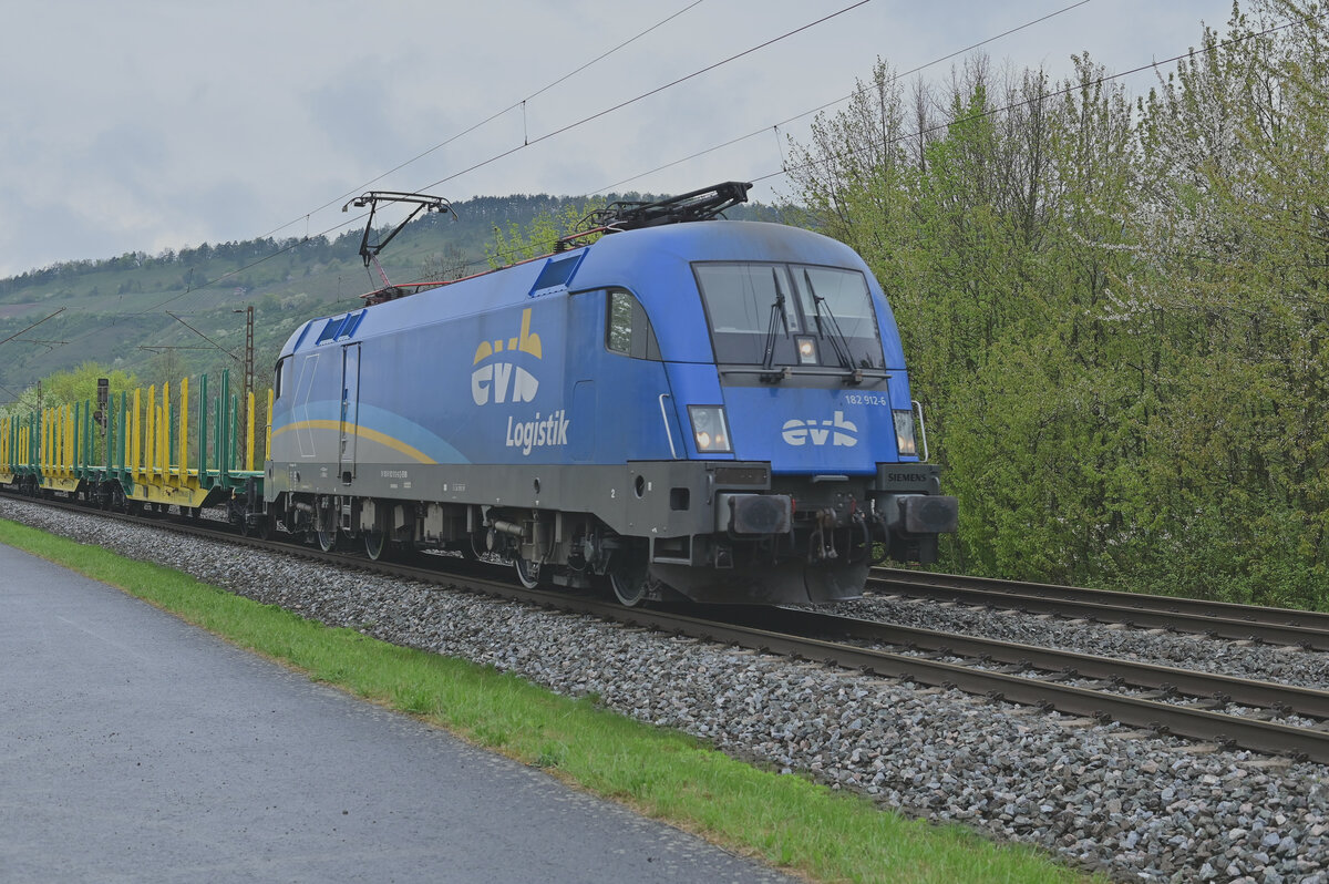 EVB 182 912-6 mit leeren Holztransportwagen am Haken bei Thüngersheim gen Würzburg fahrend. 26.4.2022