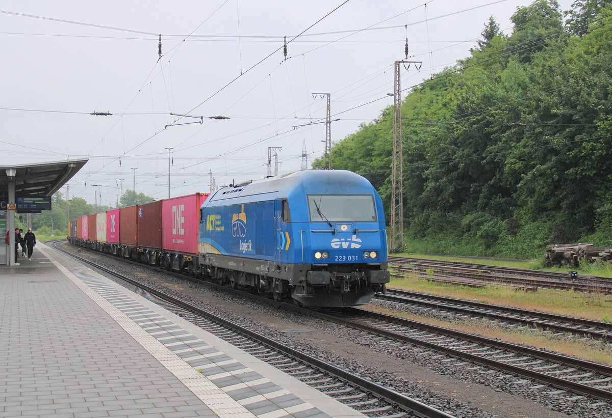 evb 223 031 mit einem Containerzug Richtung Hannover, am 22.05.2024 in Kreiensen. 