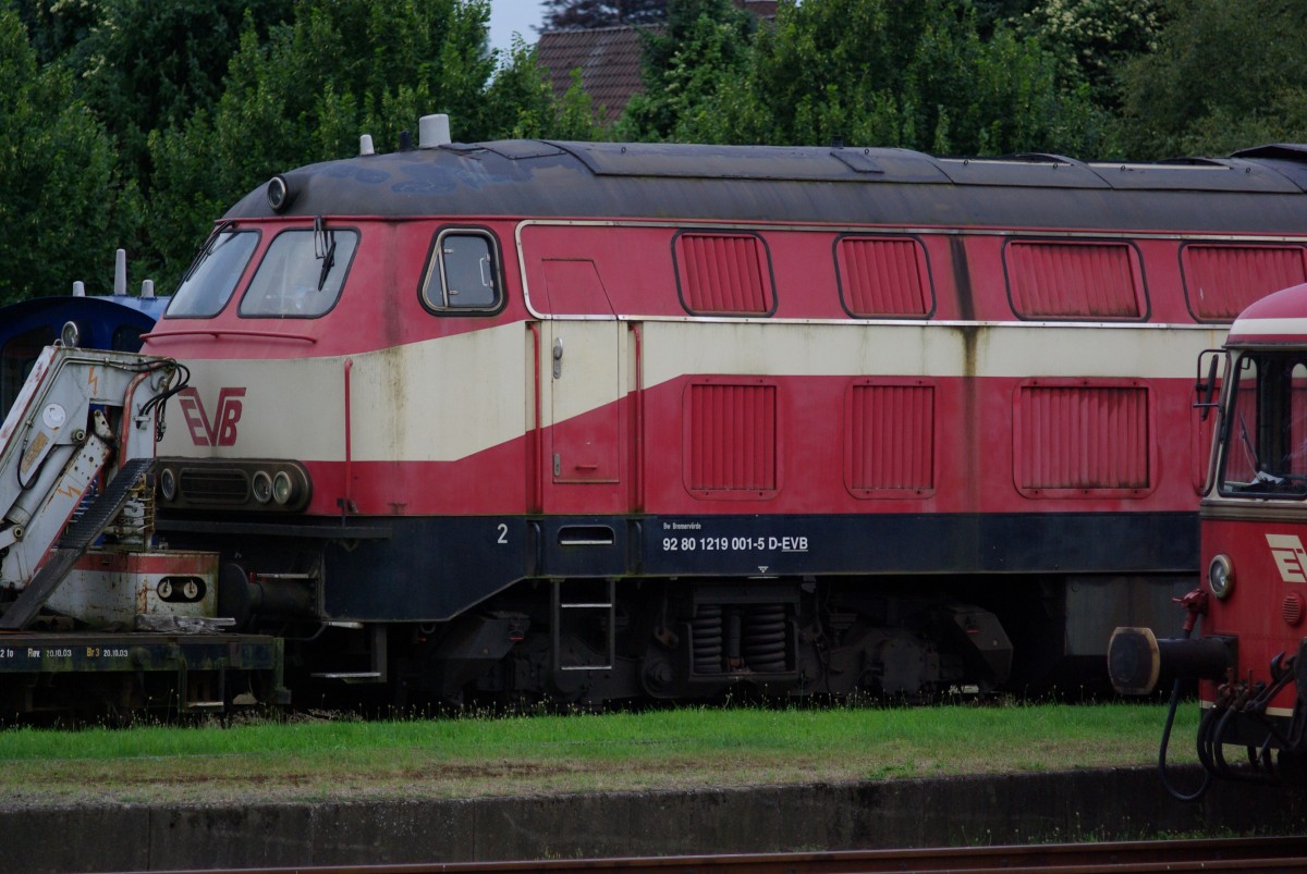 EVB 420 01, das ist die ehemalige Gasturbinen-Versuchslok DB V169 bzw 219 001, wie man an der seitlich angebrachten UIC/EBA-Fahrzeugnummer erkennen kann, steht auch am 10.08.2015 immer noch beschädigt abgestellt zwischen anderen Fahrzeugen im EVB-Betriebswerk Bremervörde. Detailaufnahme des unbeschädigten Führerstands