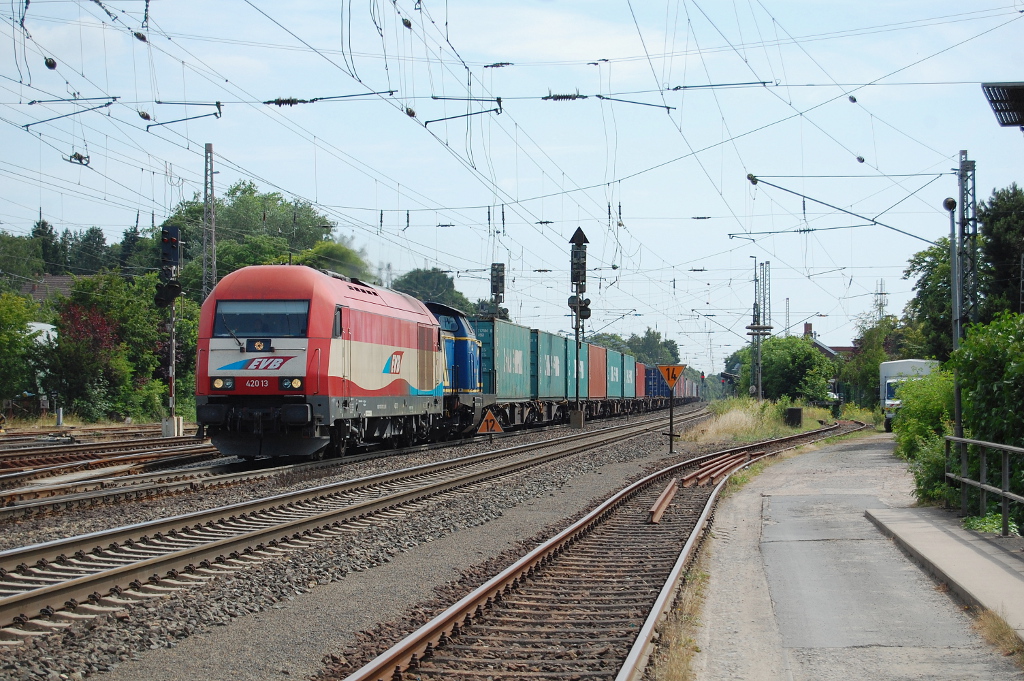 EVB 420 13 + V 100 mit einem Containerzug am 17.07.2013 in Verden(Aller)