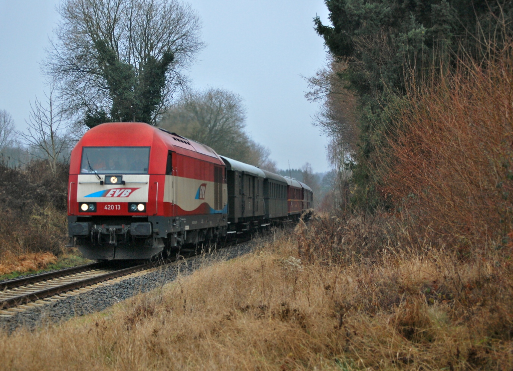 EVB 420 13 mit einem Sonderzug der Eisenbahnfreunde Lippe am 01.12.2012 kurz vor dem ehem. Bf. Deensen/Arholzen