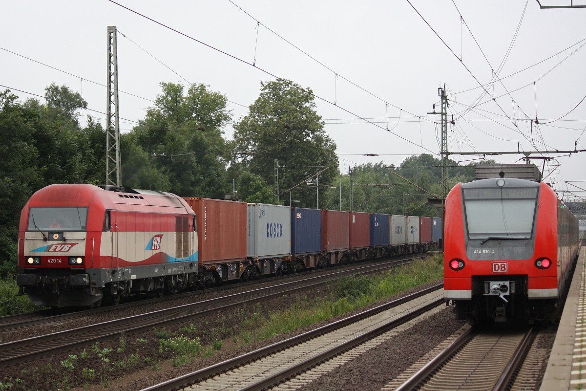 EVB 420 14 am 8.8.13 mit einem Containerzug in Dedensen-Gmmer.