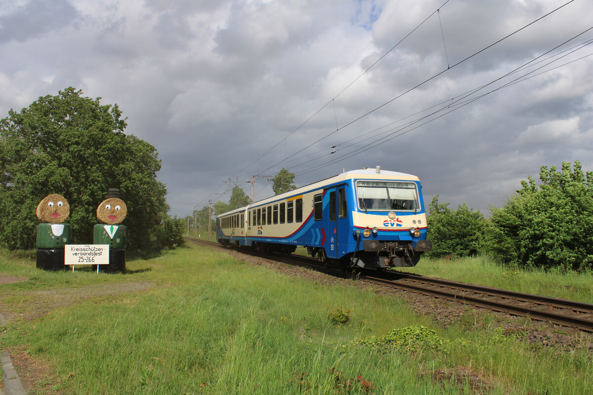 EVB 628 151 fährt als RB76 von Rotenburg(Wümme) nach Verden(Aller) und passiert hier gerade Holtum. (27.05.2022)