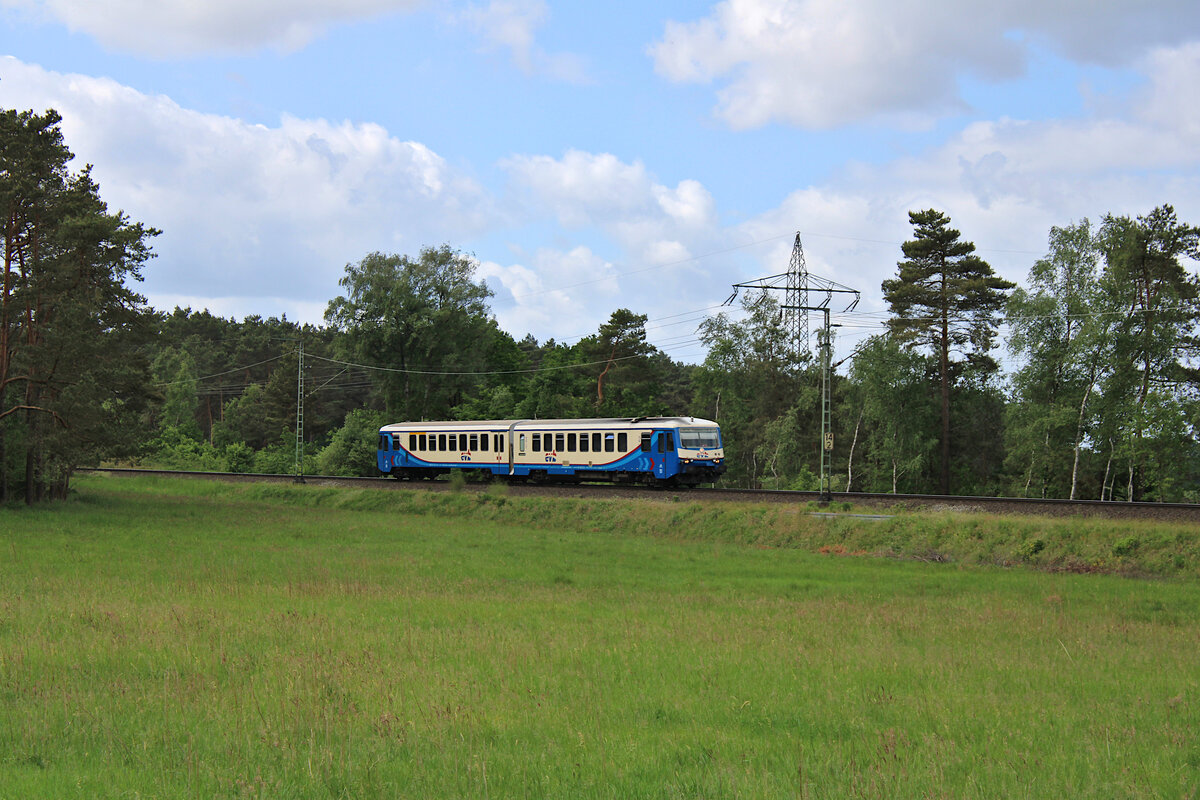 EVB 628 151 fährt als RB76 von Verden(Aller) nach Rotenburg(Wümme) und ist hier gerade zwischen Holtum und Westerwalsede unterwegs. (27.05.2022)