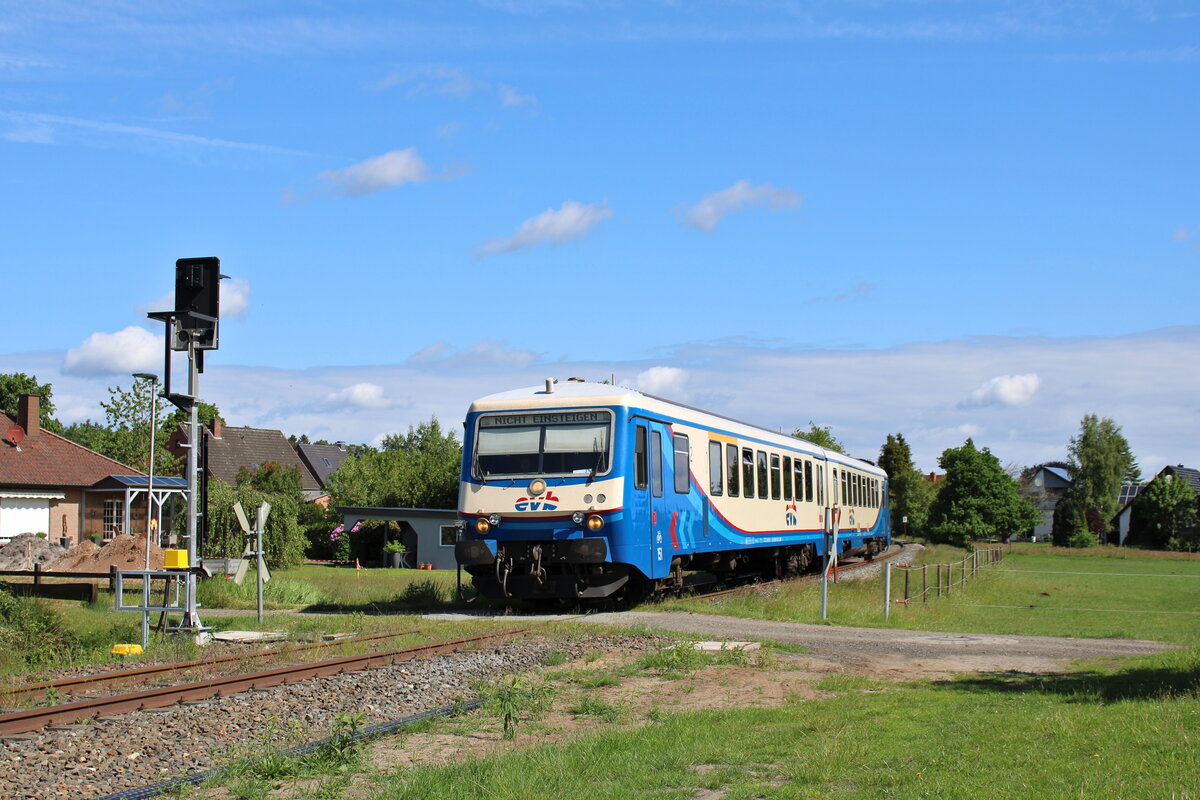 EVB 628 151 schleicht am 26.05.2022 in der Mittagssonne durch Gnarrenburg zur Fahrt als Moorexpress von Stade nach Bremen.