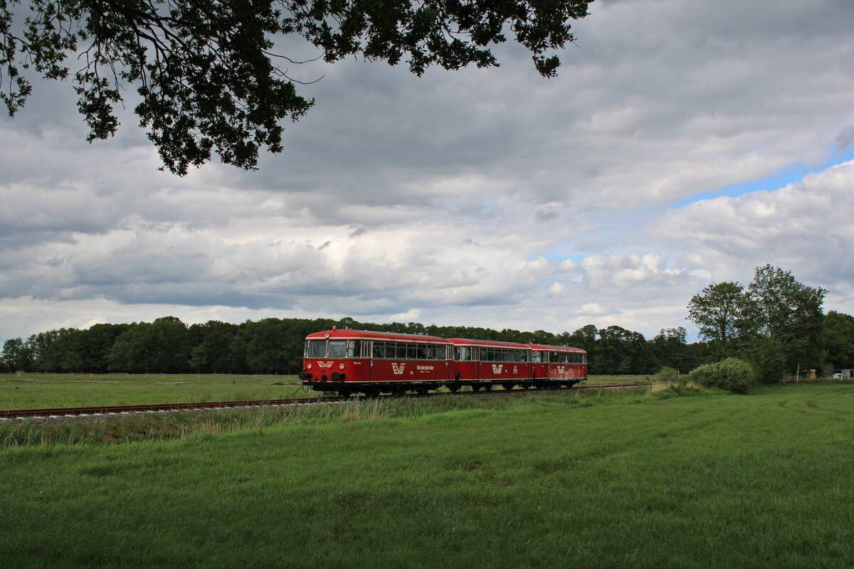 EVB 796 826-5 + 998 915-2 + 796 828-1 sind am 26.05.2022 als Moorexpress von Stade nach Bremen unterwegs, hier bei Weyermoor.