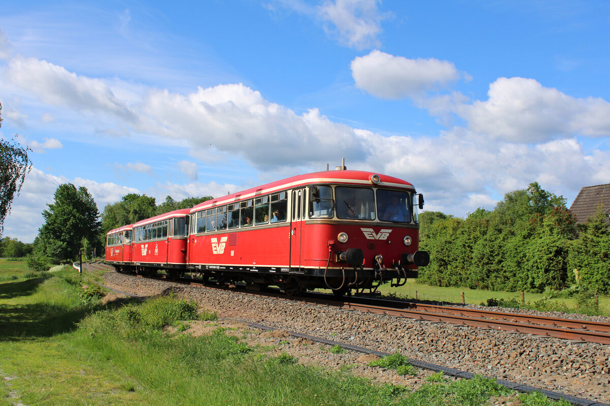EVB 796 826-5 + 998 915-2 + 796 828-1 sind am 26.05.2022 als Moorexpress von Bremen nach Stade unterwegs und durchfahren hier gerade den Ort Gnarrenburg.