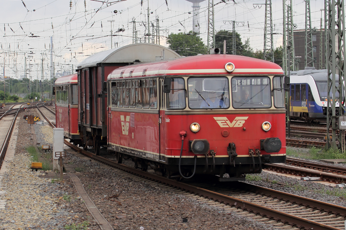EVB 796 828-1 mit 996 641-6 und einem Fahrradwagen bei der Einfahrt in Bremen Hbf. 5.8.2017