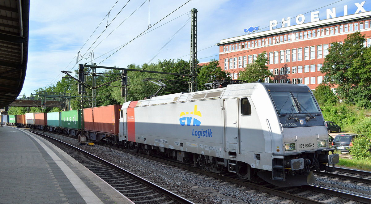 EVB - Eisenbahnen and Verkehrsbetriebe Elbe-Weser GmbH, Zeven [D] mit der Railpool Lok  185 685-5  [NVR-Nummer: 91 80 6185 685-5 D-Rpool] und Containerzug Richtung Hamburger Hafen am 03.06.20 Bf. Hamburg-Harburg.