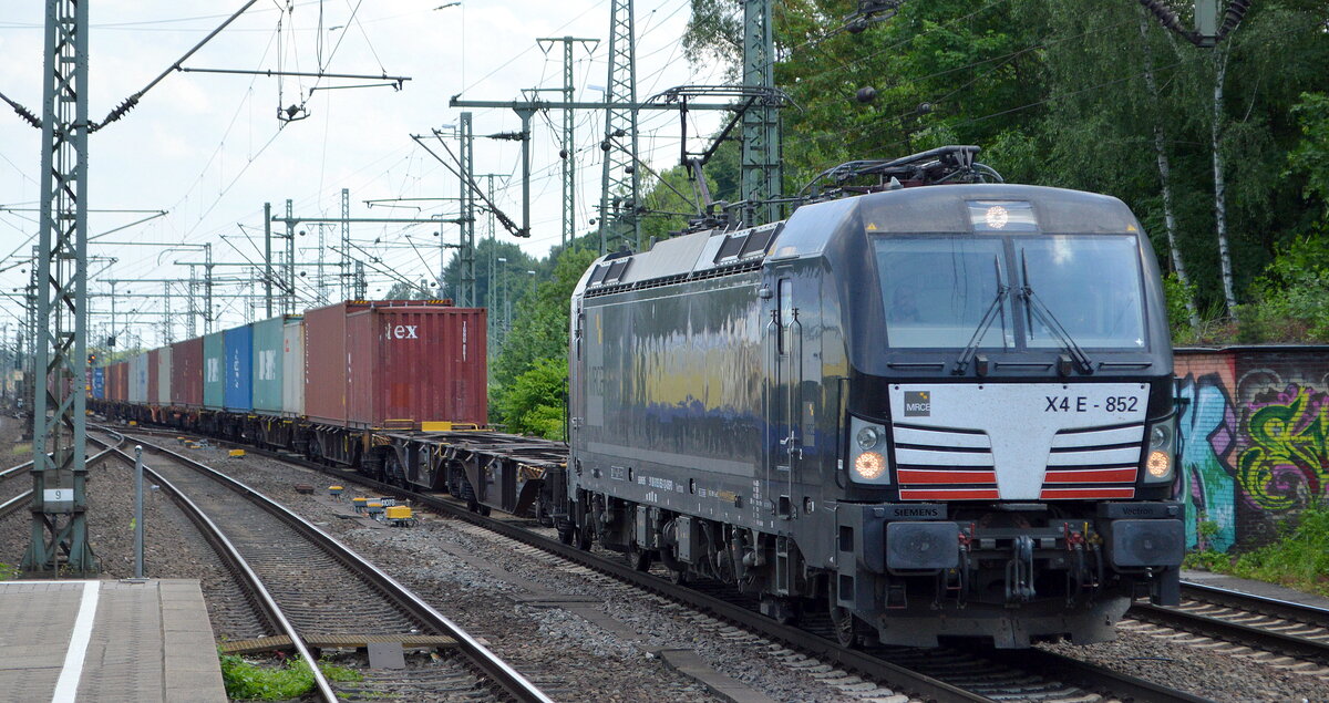 EVB - Eisenbahnen and Verkehrsbetriebe Elbe-Weser GmbH, Zeven [D] mit der MRCE Vectron  X4 E - 852  [NVR-Nummer: 91 80 6193 852-1 D-DISPO] und Containerzug am 16.06.21 Richtung Hamburger Hafen Durchfahrt Bf. Hamburg Harburg.
