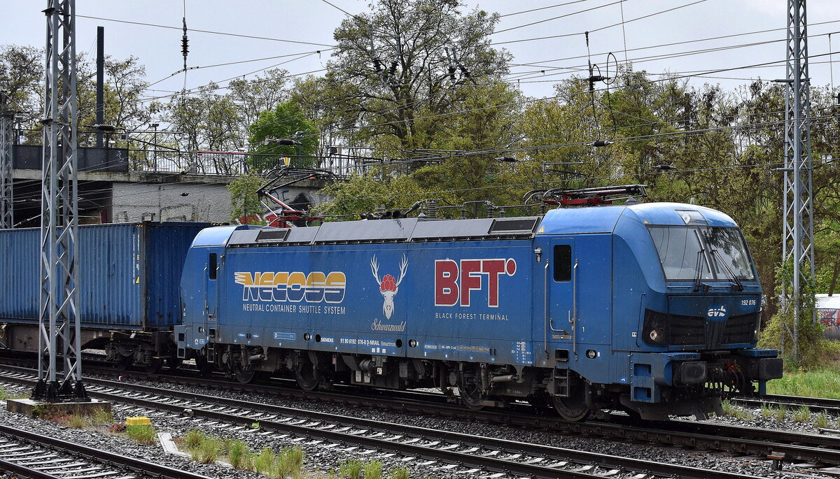 EVB - Eisenbahnen and Verkehrsbetriebe Elbe-Weser GmbH, Zeven [D] mit der Smartron  192 076  [NVR-Nummer: 91 80 6192 076-8 D-NRAIL] und einem Containerzug am 22.04.24 Höhe Berlin Springpfuhl.