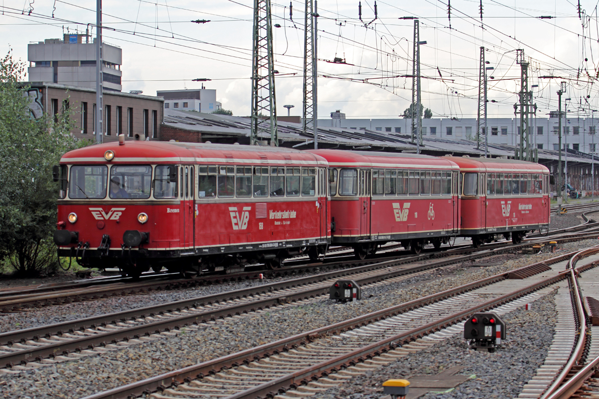 EVB mit 796 826-5,998 915-2 und 996 777-8 fährt in den Bremer Hbf. ein 5.8.2017