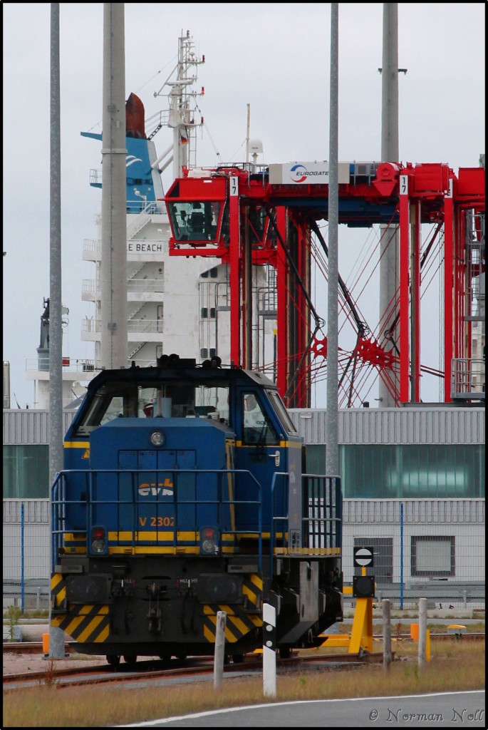 evb V 2302 wartet hier am Jade-Weser-Port auf sein Containerzug der gerade in der KV-Anlage abgefertigt wird.Im Hintergrund sind noch einige van carrier und  das havarierte Containerschiff  Purple Beach  an seinem Notliegeplatz zu sehen. Wilhelmshaven 20/06/2015
