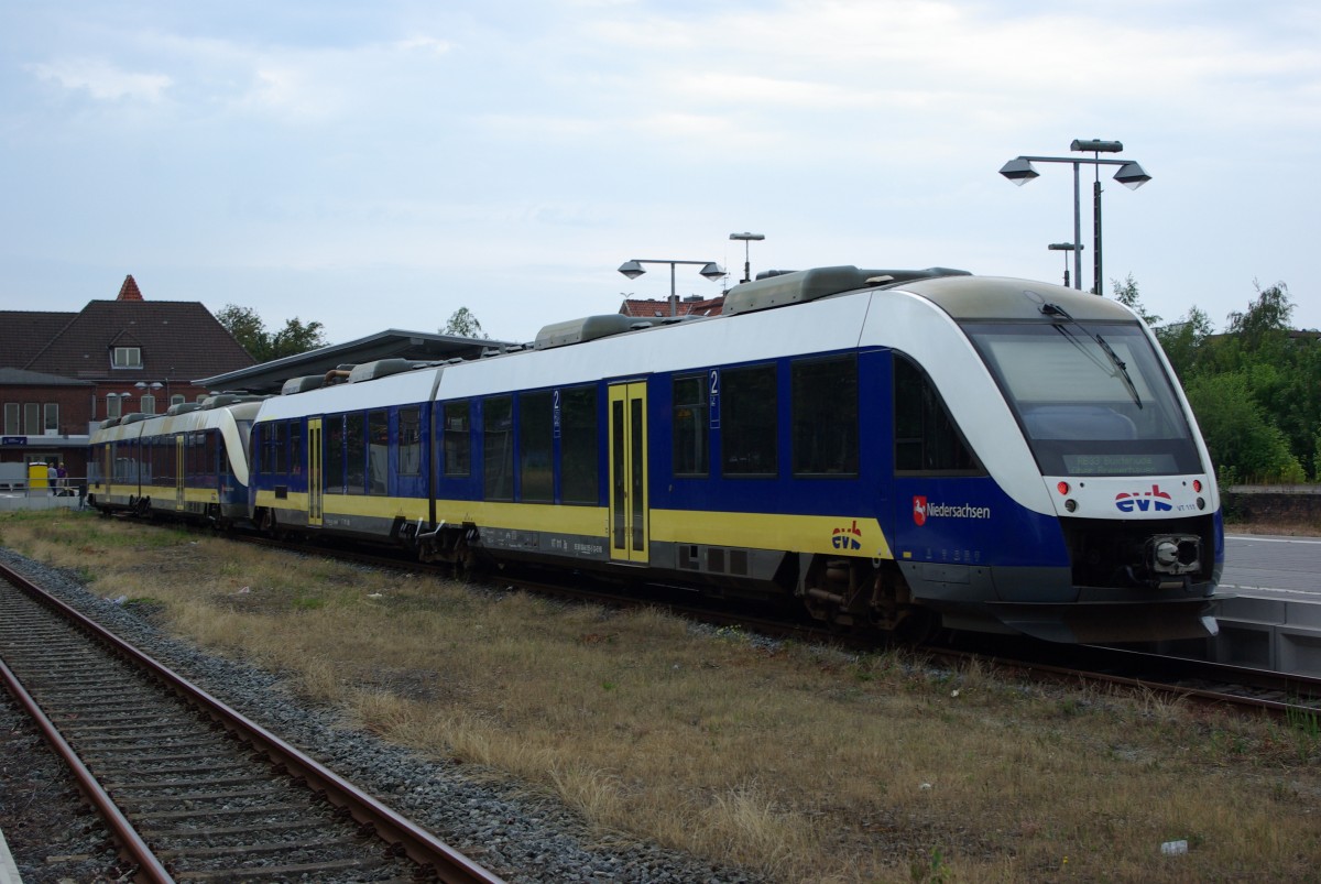 evb VT 111 und VT 113 stehen am 10.08.2015 in Cuxhaven zur Abfahrt nach Buxtehude über Bremerhaven bereit