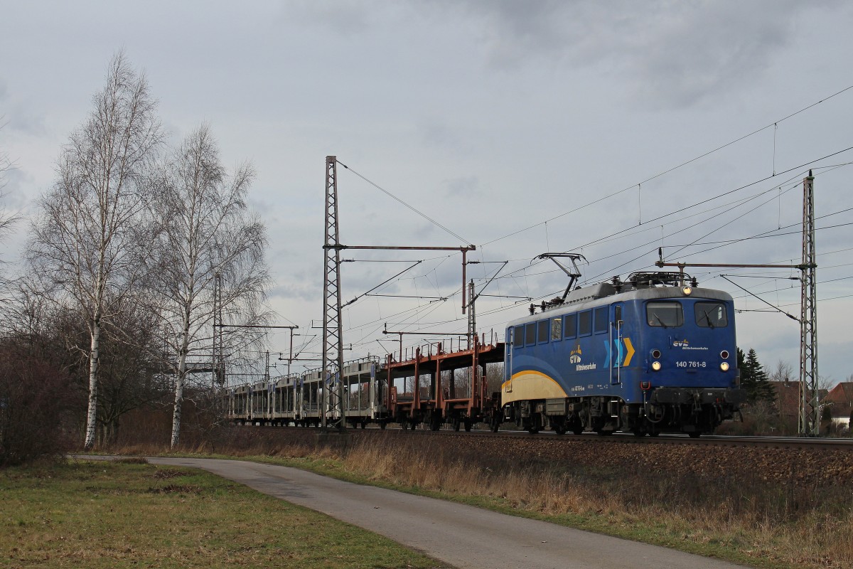 EVB/MWB 140 761 am 15.2.14 mit einem leeren Autozug in Dedensen-Gümmer.