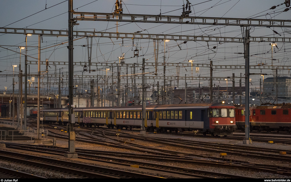 EW-I-Dispopendel am 15. Februar 2019 auf dem Weg in die Abstellanlage im Zürcher Vorbahnhof.