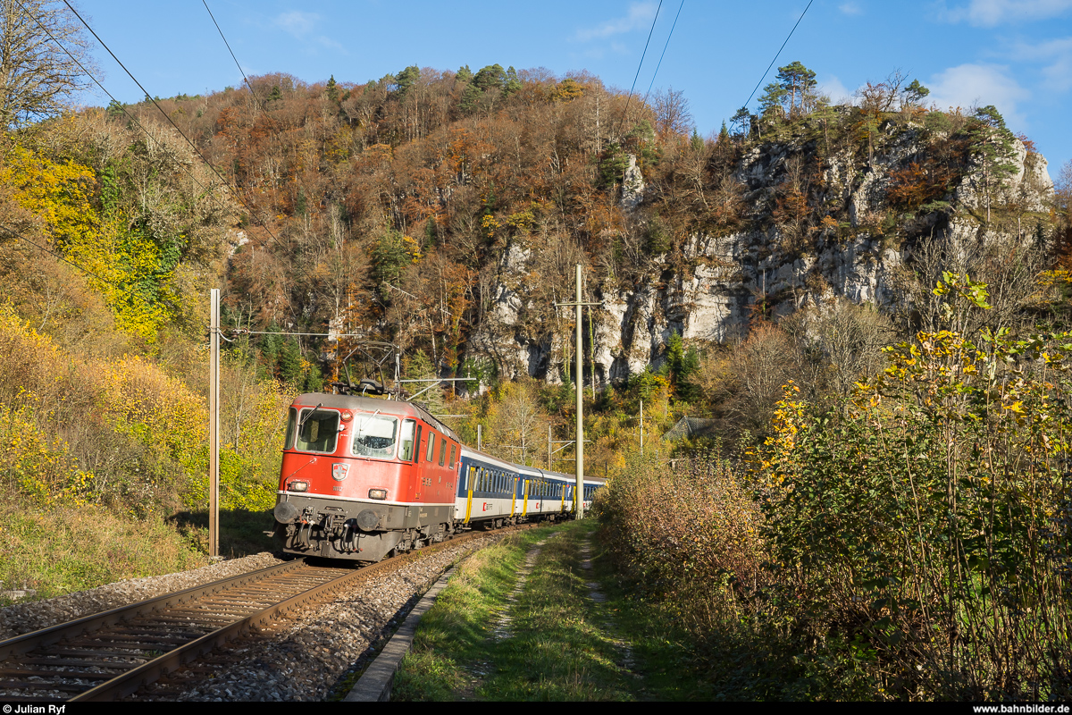 EW-I-Pendel mit Re 4/4 II 11112 als Leermaterialzug Basel GB - Bure am 30. Oktober 2020 bei St-Ursanne.