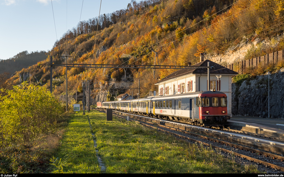 EW-I-Pendel mit Re 4/4 II 11112 als Militärextrazug Bure - Basel SBB am 30. Oktober 2020 bei der Durchfahrt des Bahnhofs St-Ursanne.
