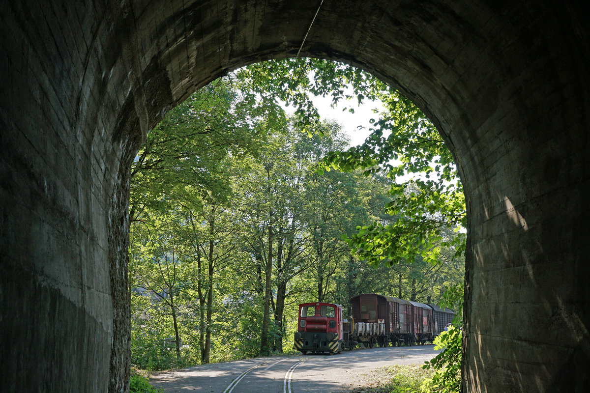 EW Nostalgie: BAHNIDYLLE IN DER KLUS BEI BALSTHAL VOM 18. JULI 2017.
O & K 26116 mit historischen Güterwagen vor der Tunneleinfahrt. Es ist vorgesehen, dass die kurze und sehr romantische Strecke mit Tunnel, entlang der Dünnern mit Anschluss an die OeBB, in Zukunft von EW Nostalgie mit Personenzügen befahren wird. So wäre der Naturpark Thal eine Attraktion reicher. 
Foto: Walter Ruetsch
