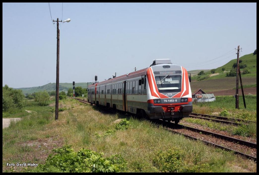 Ex 614 der DB fährt am 19.5.2015 als Zug 2563 in Loamnes aus. Der Triebwagen trägt jetzt die CFR Bezeichnung 76-1453-0!