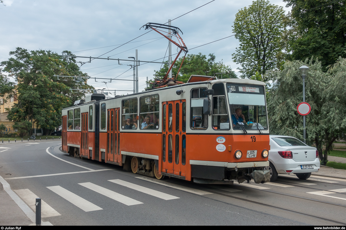 Ex-Berliner Tatra-Wagen 19 am 9. Juli 2018 auf der Linie 102 der Strassenbahn Cluj-Napoca bei der ungarischen Oper.