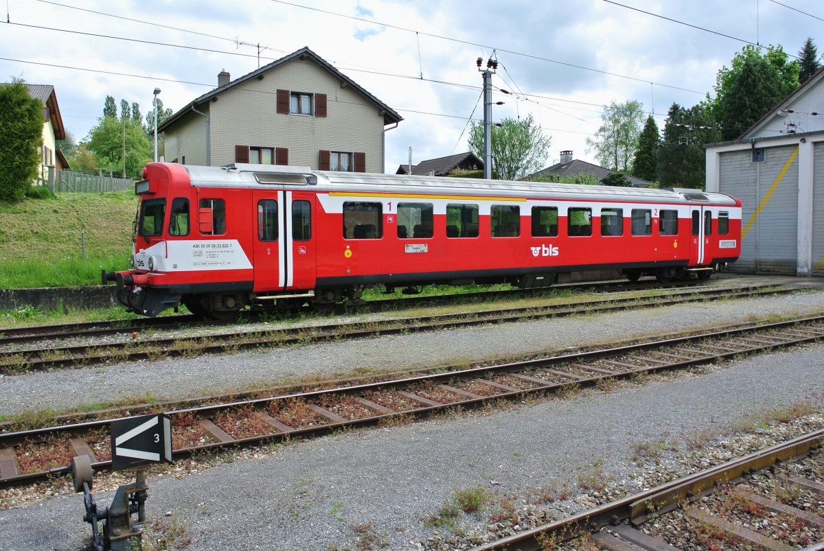 Ex. BLS ABt 50 38 38-33 922-7 abgestellt im Bahnhof von Bonfol. Da die CJ ihr letzter BDe ausrangiert hat, musste fr den NPZ ein Reservependel angeschafft werden. Da im Moment bei der BLS die RBDe 566 I nach und nach ausrangiert werden, erwarb die CJ einen 2-teilige Einheit, 04.05.2014.