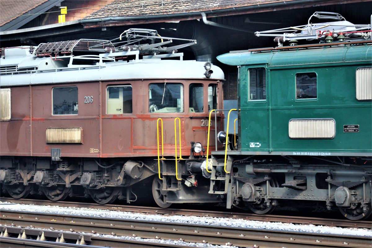 Ex BLS-Lokomotive Ae 6/8 Nr. 206 (nicht betriebsfähig) abgestellt neben dem Güterbahnhof Winterthur. Sie gehört neu zur BLS-Stiftung in Burgdorf und wurde am 20. Dezember 2017 vom Vorbesitzer Schorno Locomotive Management von Winterthur nach Burgdorf überführt. Die Lok dient als Ausstellungsstück und Ersatzteilspender für die betriebsfähige Schwesterlokomotive Ae 6/8 Nr. 205. 

Rechts war auch noch die SLM (Schorno Lokomotiv Management) Be 4/4 Nr. 11 ex BT 11 (UIC Be 4/4 91 85 4 416 011-5 CH-SLM) abgestellt. 

Aufgenommen am 9. September 2017 aus einem Zug Richtung Zürich HB in Winterthur