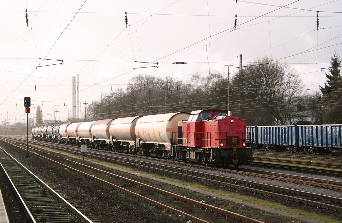 Ex Chemion 203 442 begegnete mir am 6. Januar 2012 im Bahnhof Gladbeck West.
Am Haken hatte sie die Übergabe von Krefeld-Uerdingen nach Gladbeck West bzw. Marl CWH.