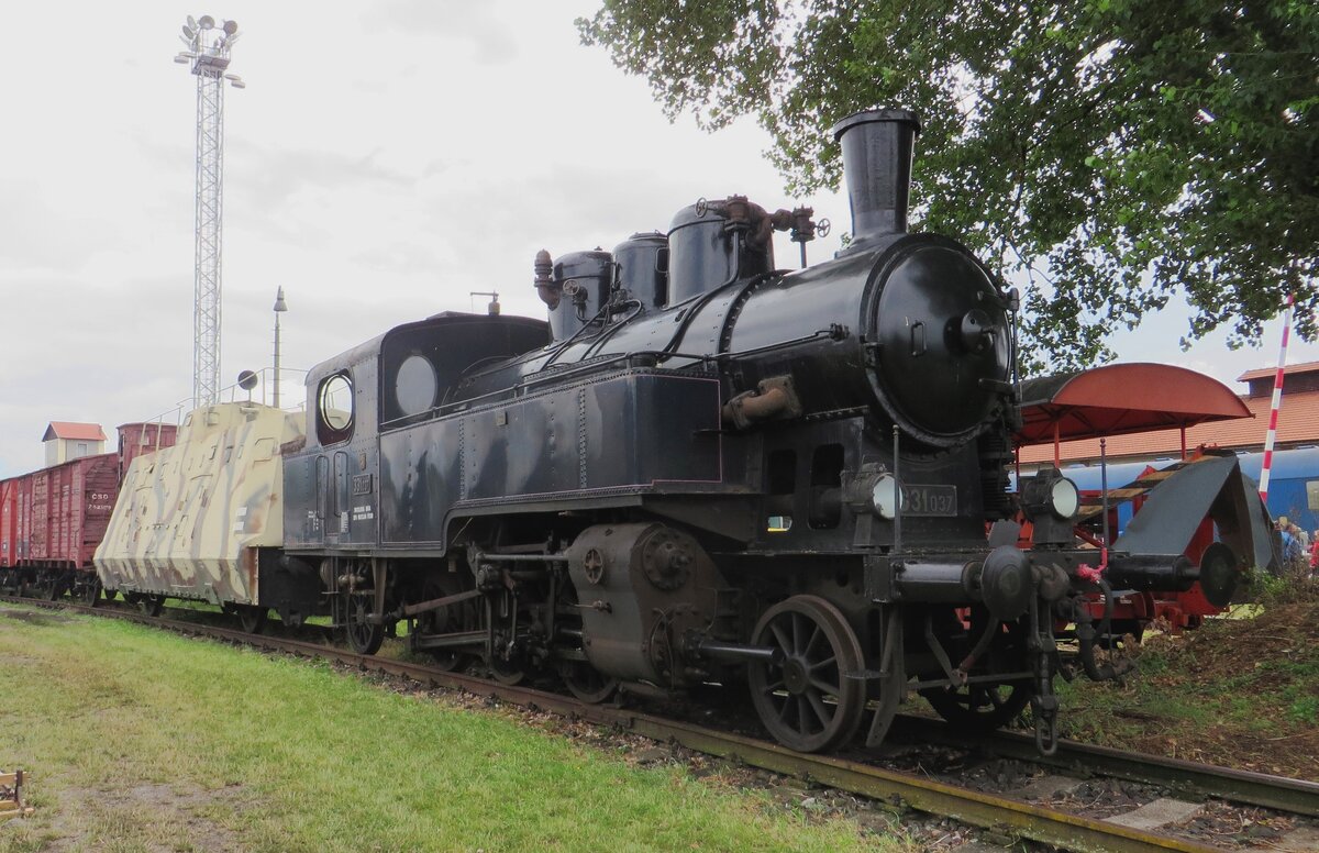 Ex-CSD 331 037 steht mit ein Panzerzug am 25 Juni 2022 ins Bw Bratislava-Vychod während RENDEZ-2022.