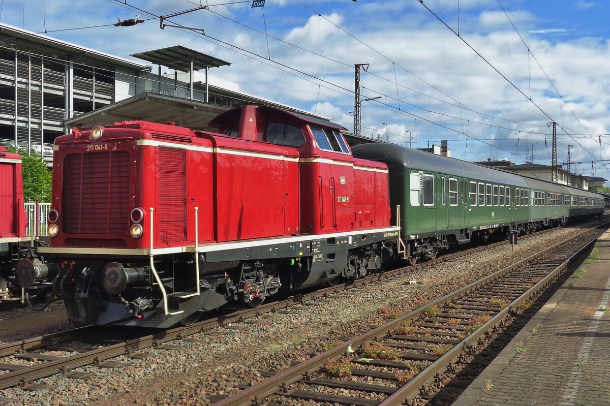 Ex-DB 211 041 steht am 29 April 2018 mit ein Sonderzug des Dampfspektakels 2018 in Trier. 