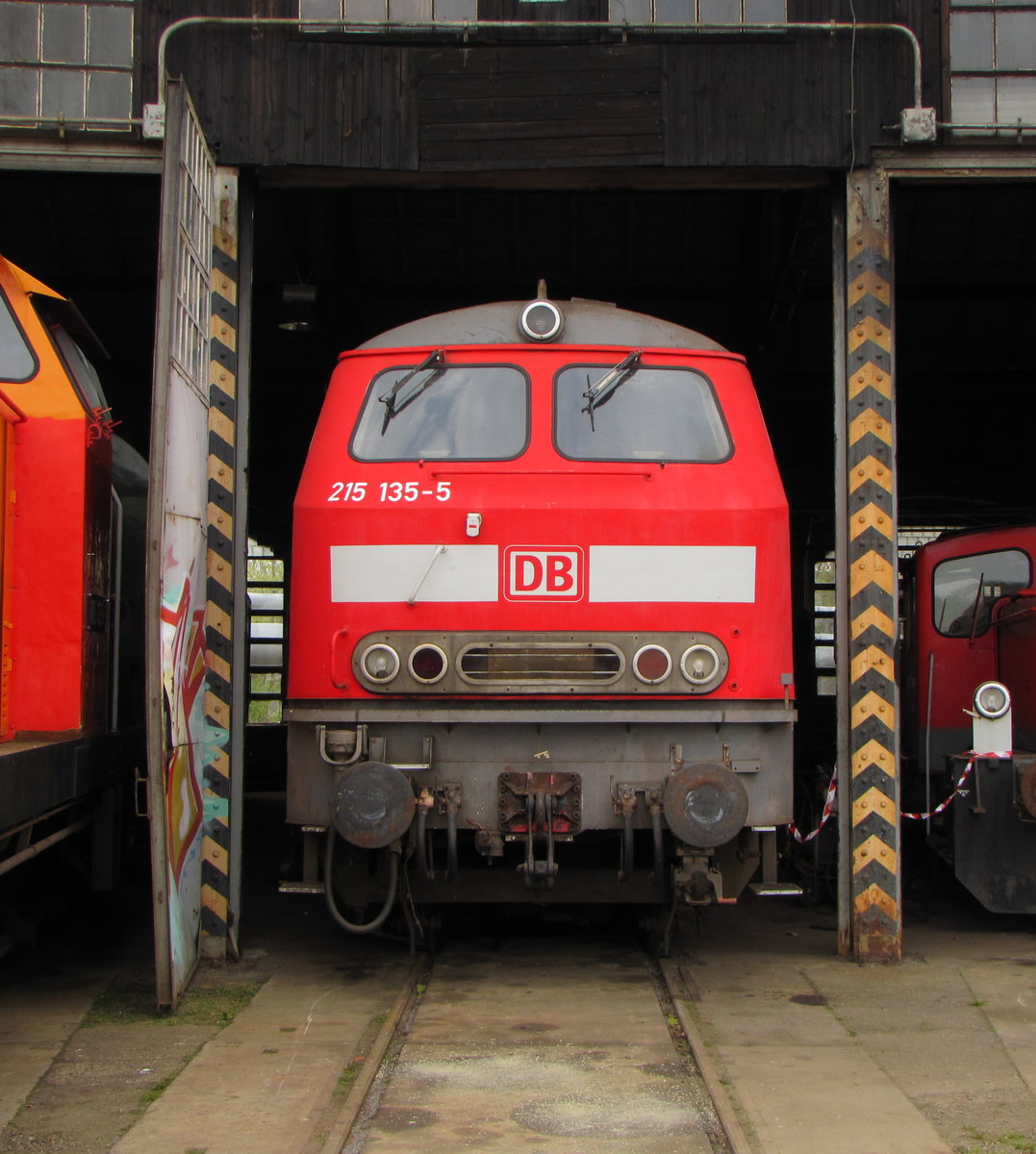 ex DB 215 135-5 (92 80 1225 135-3 D-LUW) am 30.04.2016 beim Eisenbahnfrühling in den Geraer Eisenbahnwelten.