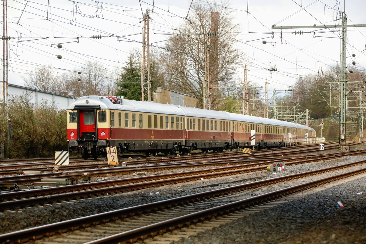 ex DB Messwagen am Schluss des Sonderzuges in Wuppertal Oberbarmen, am 14.04.2023.