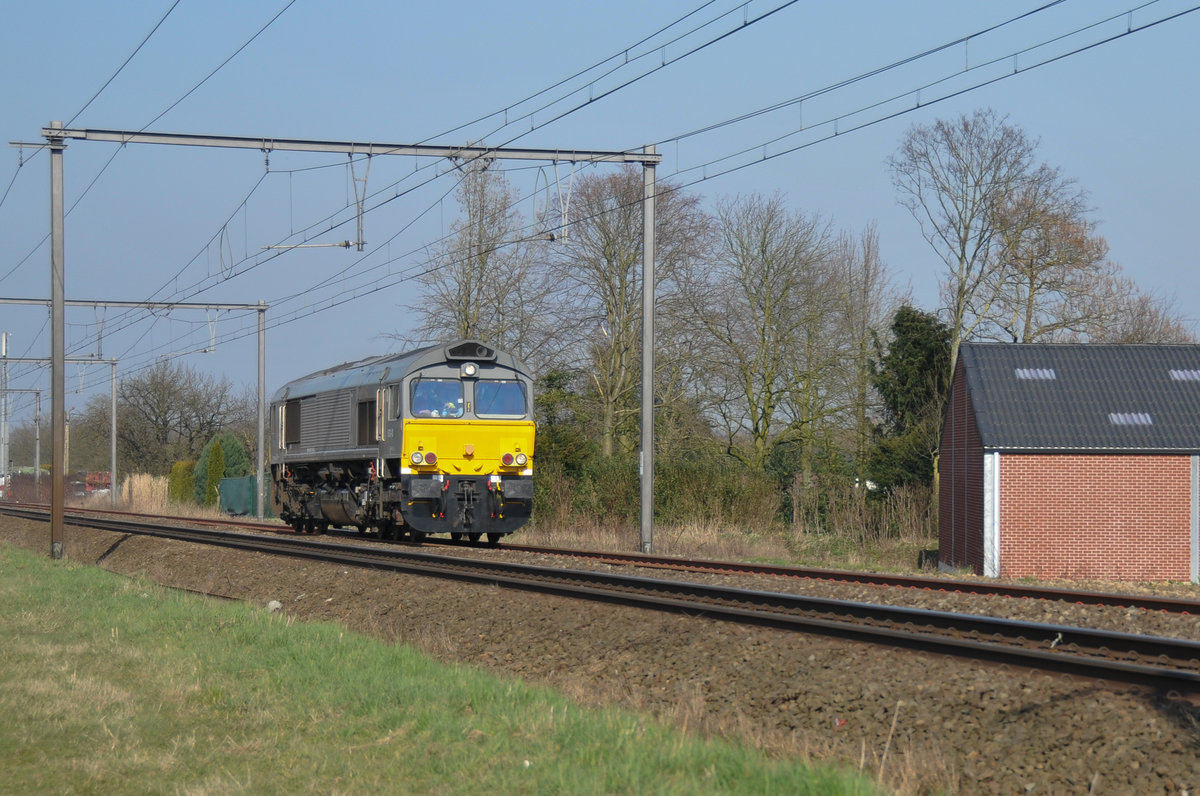 Ex-DLC, Ex-HGK, EX-HHPI, 266 037-1 fuhr mir am 16/06/2017 kurz vor Tongeren vor die Linse. Mir ist jedoch nicht bekannt, in wessen Dienste sie heute steht. Da sie auch in Belgien fährt, könnte es Crossrail oder Railtraxx sind. Vielleicht hat jemand nähere Infos.