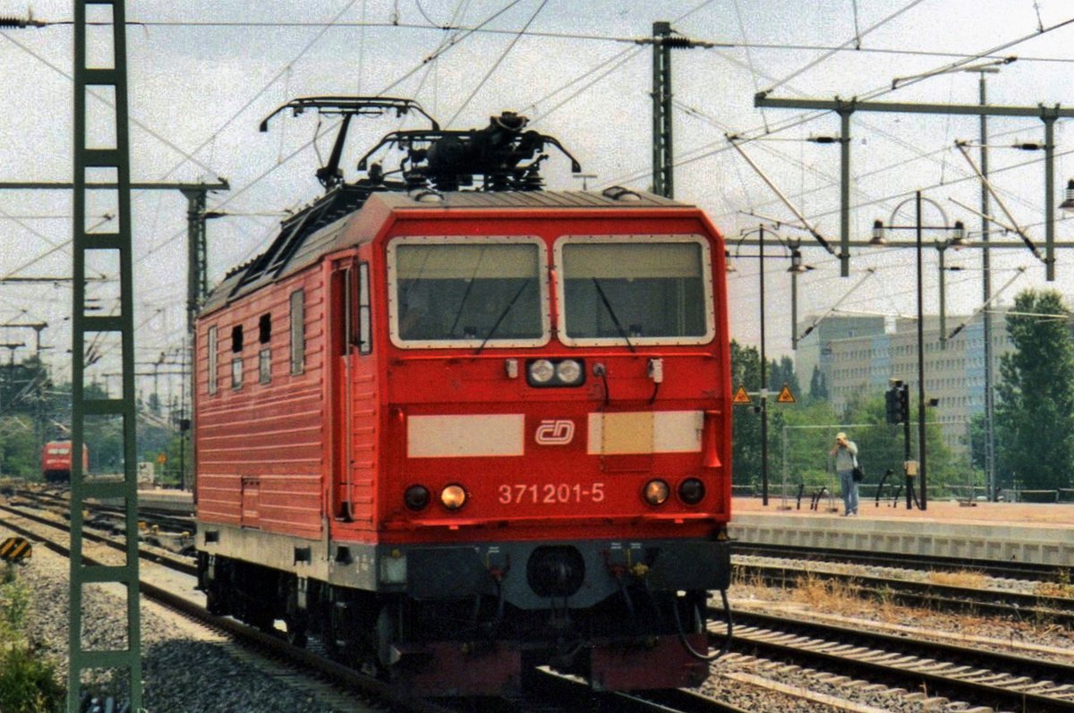 Ex-DR 230 001 wurde von DB umgebaut für 160 km/h, aber diese Umbau wurde von DB-Seite nicht erfolgt. In 2003 war DB Schuld an einen Unfall, in den die CD 372 006 einje Quasi-Totalverlüst worden war. DB gab als Kompensation die 180 001 an die CD ab, den sie als 371 201 einreihte und noch einige Jahren ins DB Verkehrsrot einsetzte. Hier steht der Wiedergutmachung am 3 September 2005 in Dresdner Hbf.