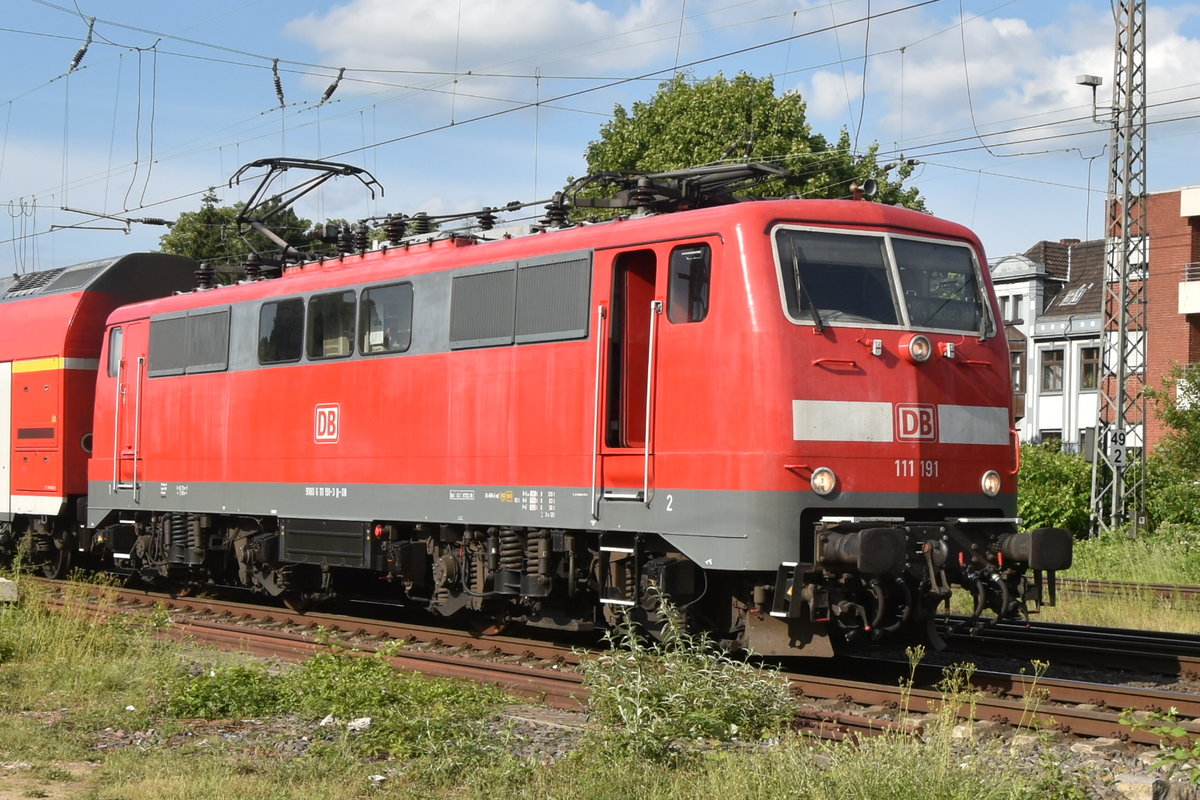 Ex Frankfurter 111 191 in Rheydt, vor einem RE4 Verstärkerzug nach Aachen. 6.6.2019