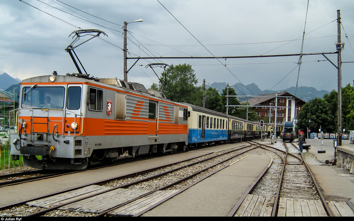 Ex-GFM GDe 4/4 6006 mit dem Wappen von Neirivue erreicht am 26. Juli 2008 mit einem Golden Pass Classic den Bahnhof Schönried.