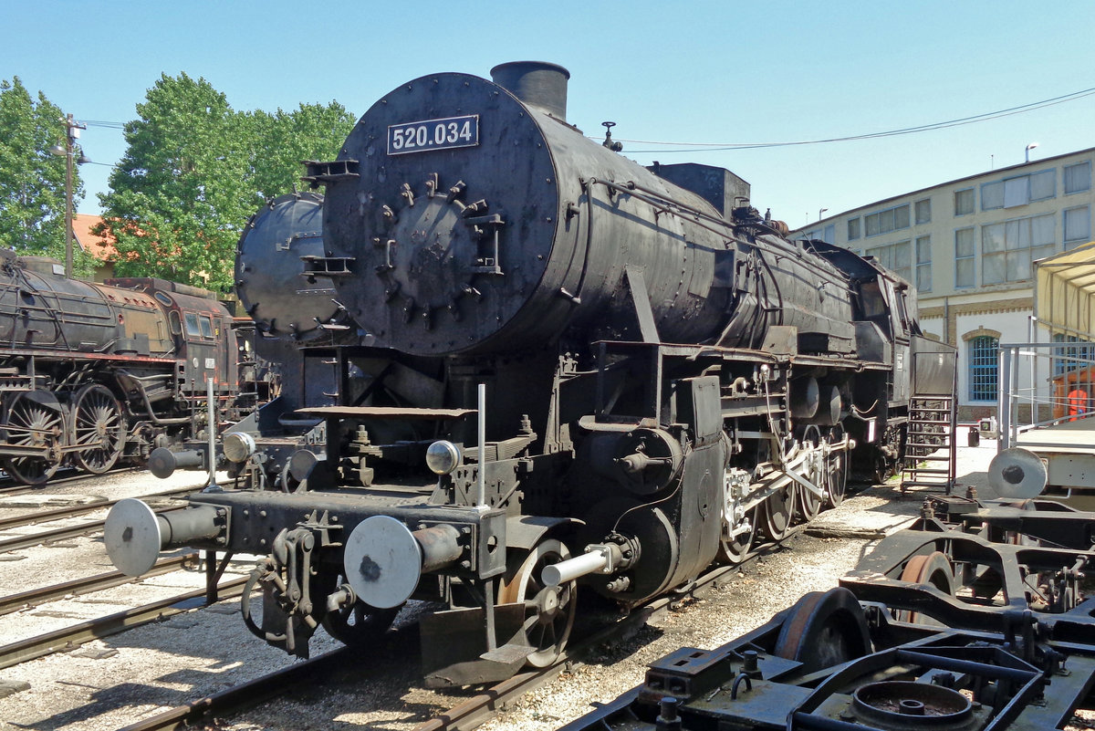 Ex-Kriegslok mit geänderter Kessel steht am 12 Mai 2018 ins Eisenbahnmuseum in Budapest.