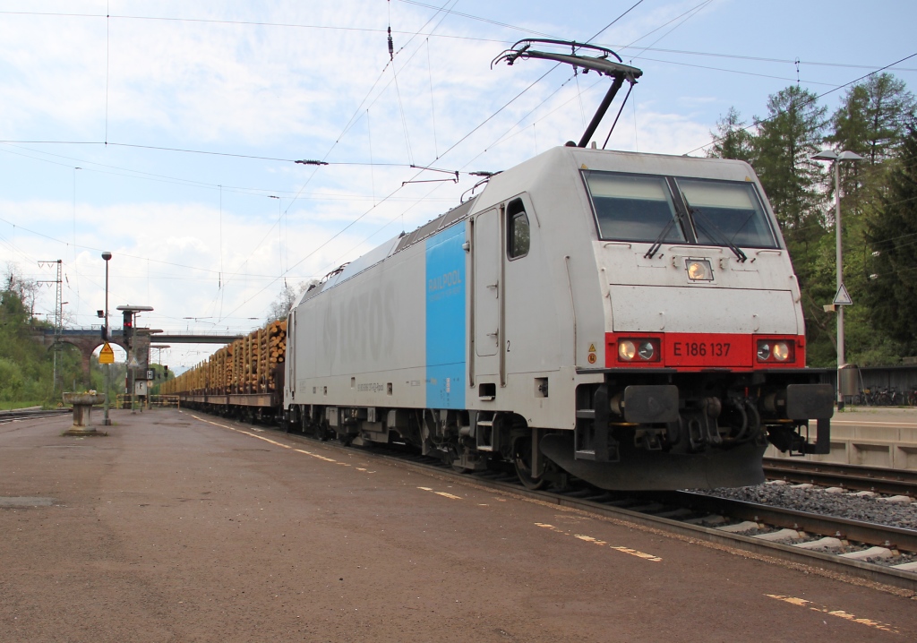 (EX Lotos) 186 137 kam am 08.05.2013 mit einem Holzzug in Richtung Norden durch Eichenberg.