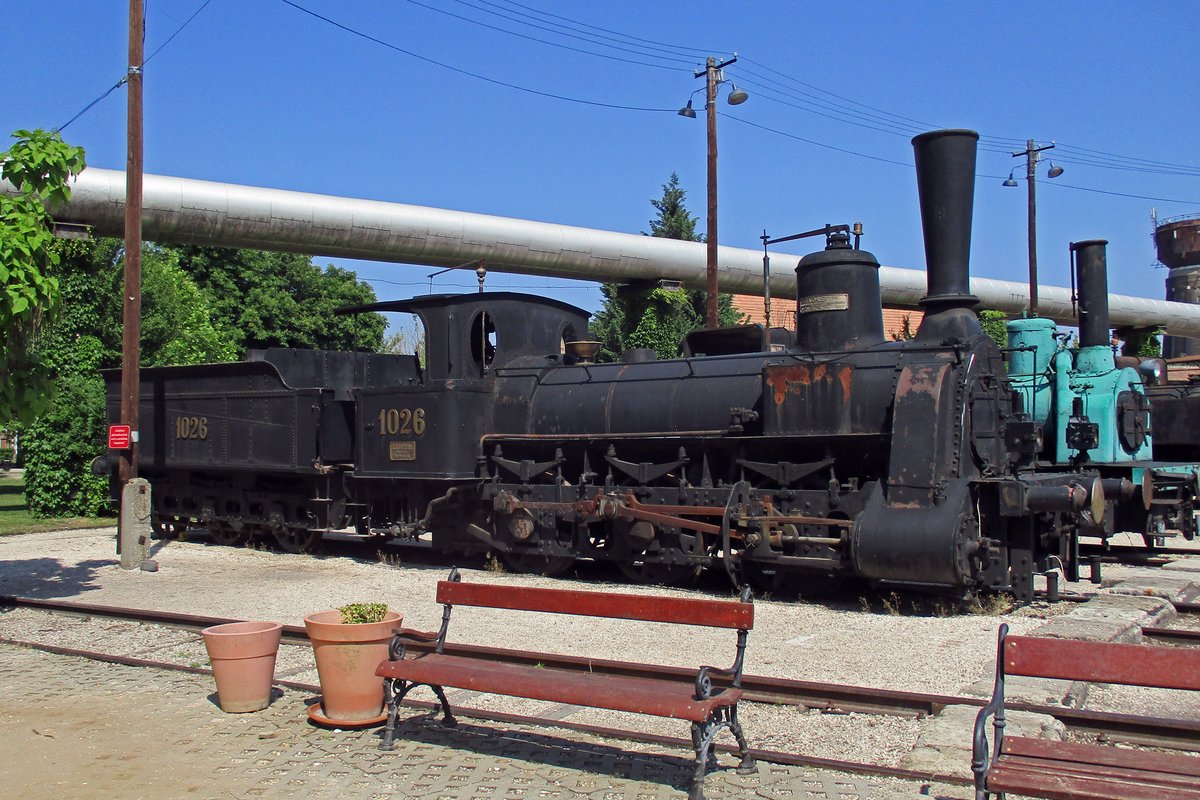 Ex-MAV IIIk 1026 steht am 12 Mai 2018 in Budapest-Vasuttorteneti, wo sie ein nettes Refugium gefunden hat. Sie entstand als Lok12 der Budapest-Pecs Bahn, wurde 1889 von MAV als Nummer 1026 gekauft.