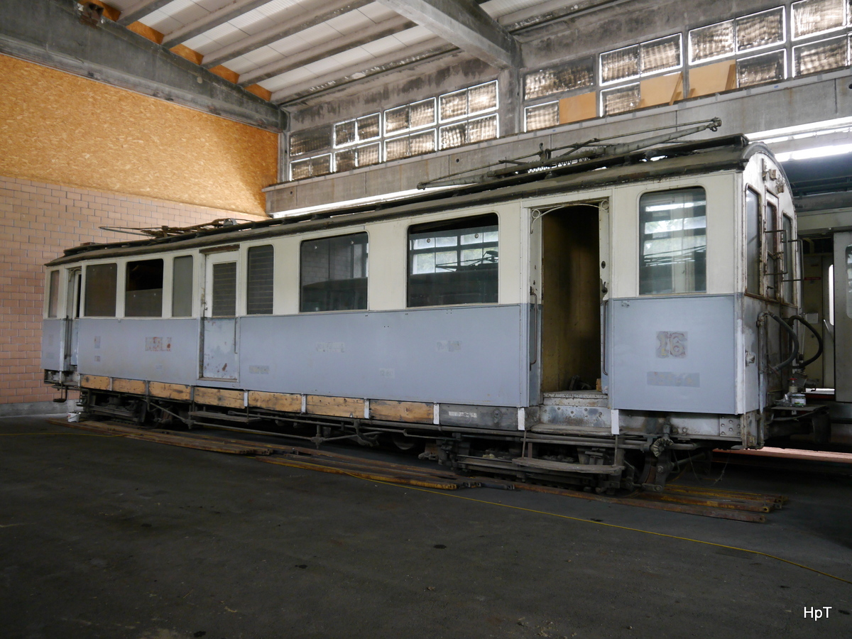 ex MOB - BCFe 4/4 16 abgestellt in einer Lagerhalle in Aarberg am 04.09.2016