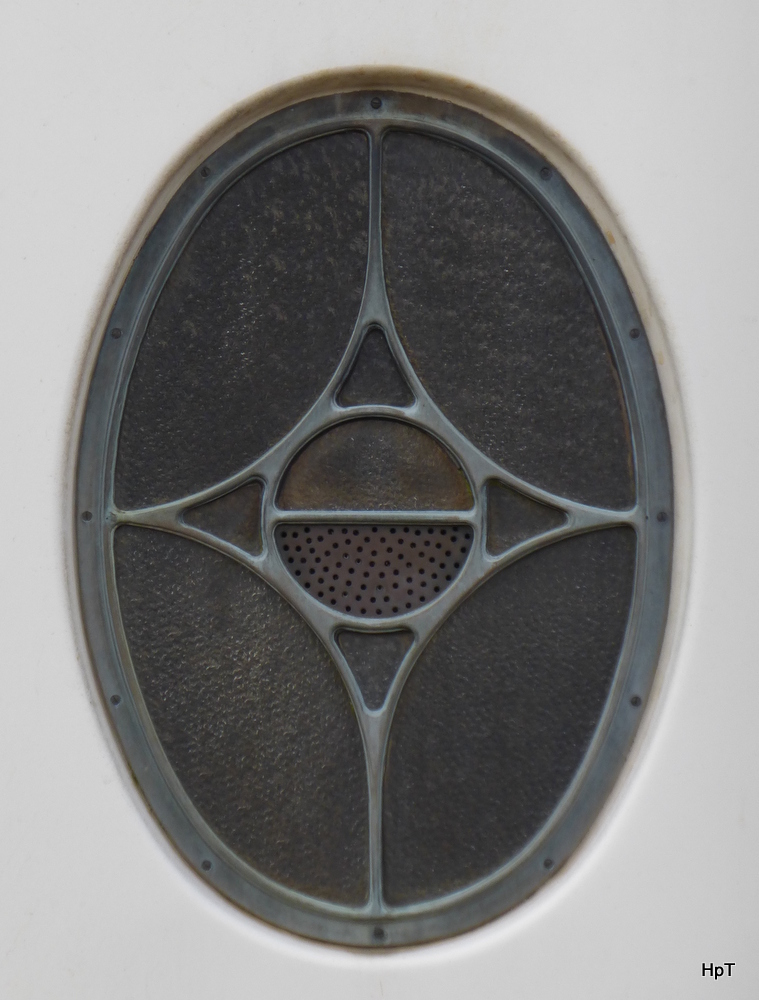 ex MThB - Fenster des Pullman Wagen WSP  51 85 09-70 001-0 zurzeit abgestellt im Bahnhof von Sonceboz-Sombeval am 06.04.2014