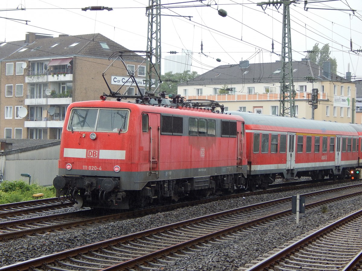 Ex Münchener 111 020-4 schob am 13.7 einen Verstärkerzug aus n-Wagen durch Düsseldorf Volksgarten in Richtung Düsseldorf Hbf.

Düsseldorf 13.07.2015