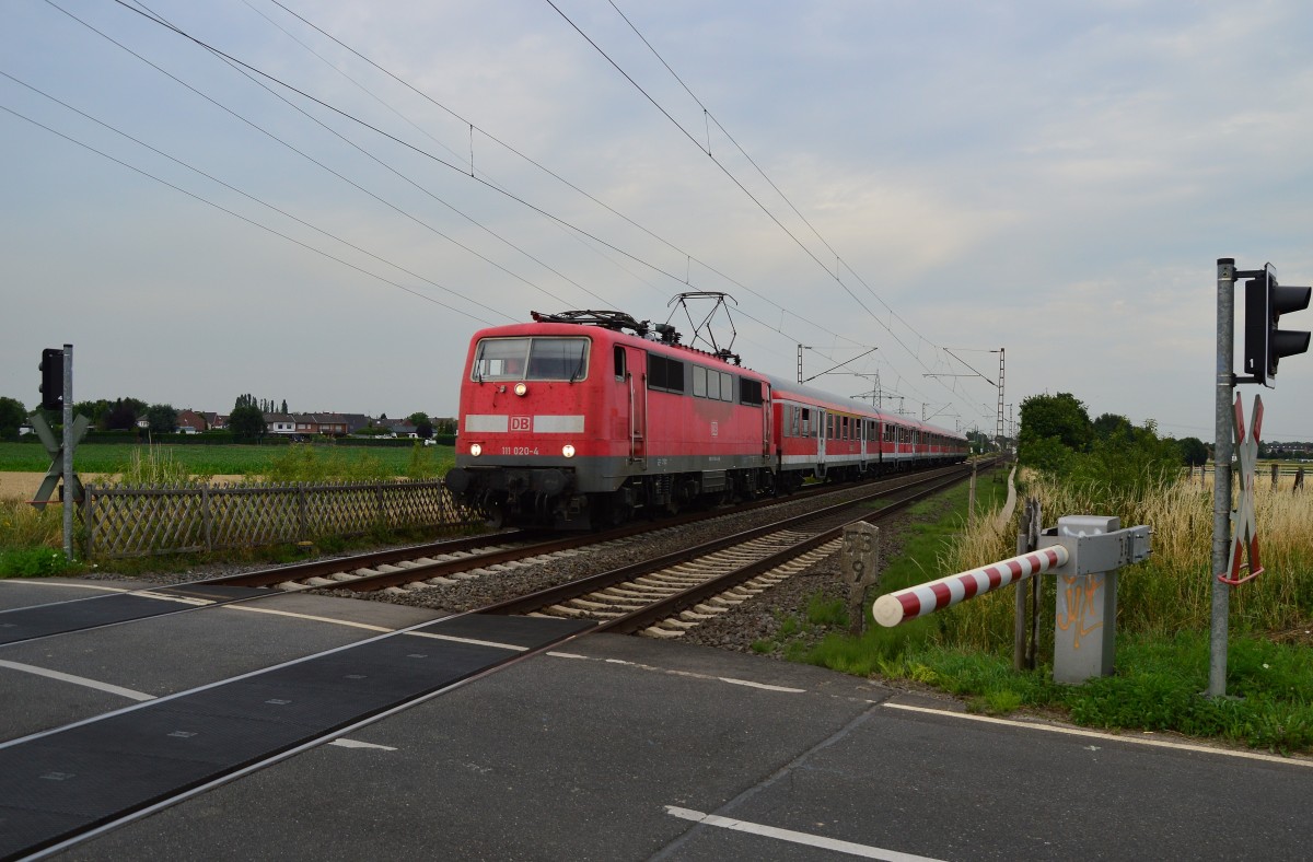 Ex-Münchnerkindel.....111 020-4 zieht am Abend des 24. Juli 2015 einen RE4-Verstärker in Richtung Aachen. 