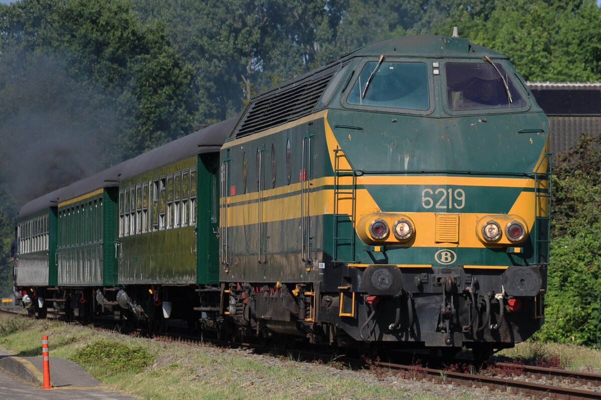 Ex-NMBS, heute SDP 6219 treft am Morgen von 4 Juli 2026 mit einer der w�hrend das Spektakel  Scheldeland in Stoom  st�ndlich verkehrende Pendelz�ge in Puurs ein.